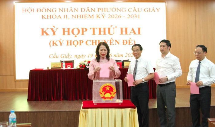 Đại biểu HĐND phường Cầu Giấy bỏ phiếu kiện toàn các chức danh lãnh đạo. Ảnh: Vân Nhi