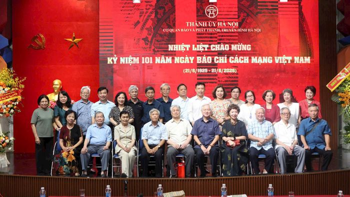 Lãnh đạo Cơ quan Báo và Phát thanh, Truyền hình Hà Nội chụp hình lưu niệm cùng các thế hệ người làm báo Thủ đô.