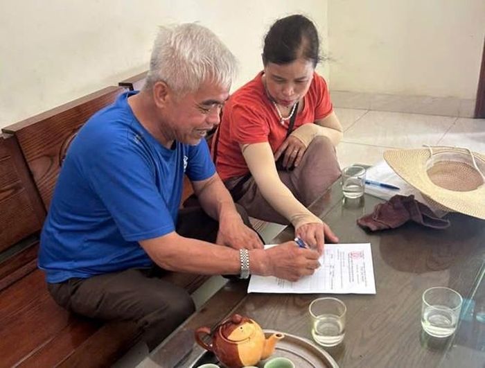Các tổ công tác đến từng nhà người dân để lấy ý kiến. Ảnh: MH