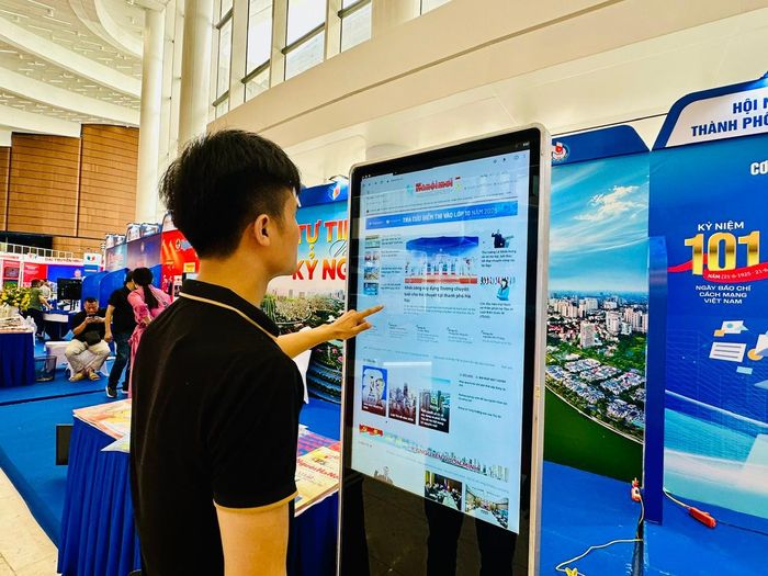 Tại đây, bạn đọc sẽ được theo dõi dòng sự kiện của thành phố Hà Nội thông qua các ấn phẩm truyền hình, báo in và điện tử. Ảnh: Hoàng Quyên.