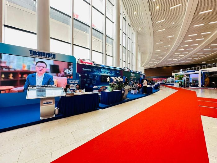 Hội Báo toàn quốc 2026 quy tụ khoảng 100 gian trưng bày của các cơ quan báo chí Trung ương, Hội Nhà báo các cấp và đơn vị đào tạo báo chí trên cả nước. Ảnh: Hoàng Quyên