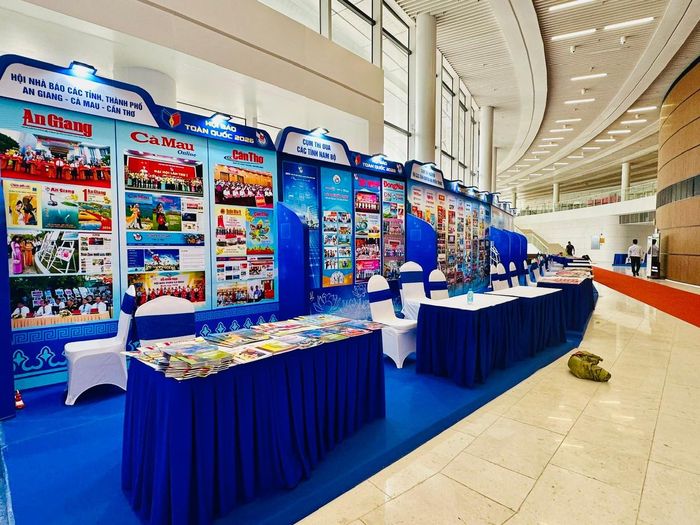 Không gian trưng bày Hội nhà báo các tỉnh, thành phố. Ảnh: Hoàng Quyên