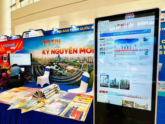 Không gian trưng bày của Hội Nhà báo thành phố Hà Nội với chủ đề "Tự tin vào kỷ nguyên mới". Ảnh: Hoàng Quyên.