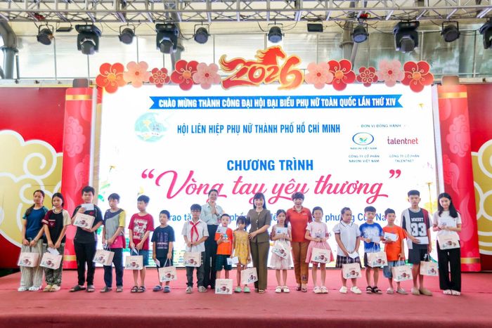 Phó Chủ tịch Thường trực Hội LHPN thành phố Hồ Chí Minh Trịnh Thị Thanh cùng các đại biểu trao quà cho trẻ em có hoàn cảnh khó khăn phường Cửa Nam. Ảnh: Khánh Huy