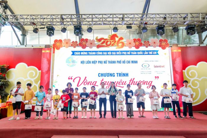 Phó Bí thư Thường trực Đảng ủy phường Cửa Nam Phạm Thị Thu Thủy cùng các đại biểu trao quà cho trẻ em có hoàn cảnh khó khăn phường Cửa Nam. Ảnh: Khánh Huy