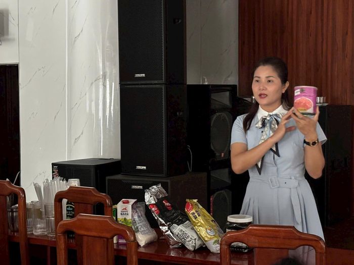 Cô Hoàng Thị Thùy Dương, giảng viên Trung tâm Dạy nghề hỗ trợ và phát triển phụ nữ Hà Nội hướng dẫn nhận biết nguyên liệu pha chế. Ảnh: PV