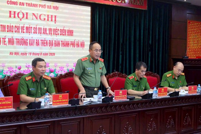 Trung tướng Nguyễn Thanh Tùng, Giám đốc Công an thành phố Hà Nội yêu cầu truy đến cùng đường đi của thực phẩm bẩn. Ảnh: Trung Kiên/TTXVN