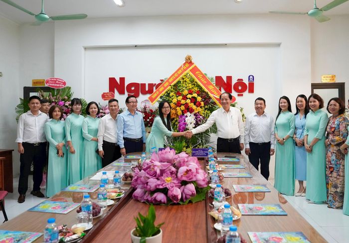 Trưởng ban Tuyên giáo và Dân vận Thành ủy Hà Nội Nguyễn Doãn Toản cùng đoàn công tác đến thăm, chúc mừng Tạp chí Người Hà Nội. Ảnh: Hồng Thái