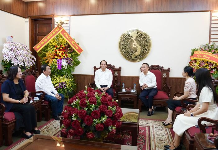 Tại Cổng Thông tin điện tử Chính phủ, Trưởng ban Tuyên giáo và Dân vận Thành ủy Hà Nội Nguyễn Doãn Toản đánh giá cao những đóng góp của đội ngũ cán bộ, phóng viên, biên tập viên trong công tác thông tin, tuyên truyền, đồng hành cùng sự phát triển của Thủ đô. Ảnh: Hồng Thái