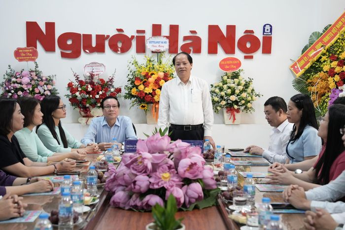 Trưởng ban Tuyên giáo và Dân vận Thành ủy Hà Nội Nguyễn Doãn Toản ghi nhận và đánh giá cao những đóng góp của Tạp chí Người Hà Nội đối với đời sống văn hóa, tinh thần của Thủ đô. Ảnh: Hồng Thái