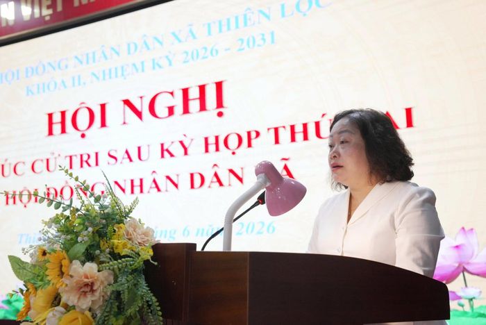 Phó Chủ tịch HĐND xã Thiên Lộc Trần Thu Hằng báo cáo kết quả kỳ họp trước cử tri. Ảnh: Tú Linh