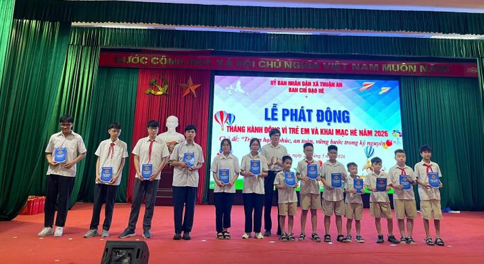 Trẻ em có hoàn cảnh khó khăn của xã Thuận An được trao tặng quà. Ảnh: VT