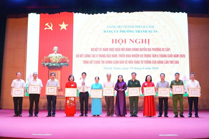 Phường Thanh Xuân khen thưởng các tập thể, cá nhân có thành tích trong Cuộc thi chính luận bảo vệ nền tảng tư tưởng của Đảng lần thứ sáu. Ảnh: Tùng Lâm
