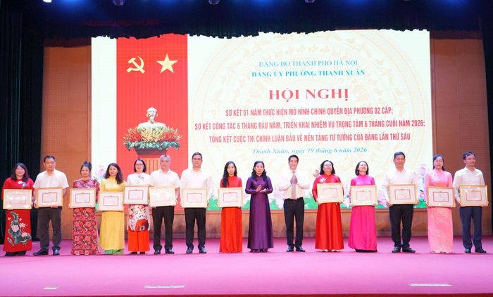 Phường Thanh Xuân khen thưởng các tập thể, cá nhân có thành tích xuất sắc trong 1 năm vận hành mô hình chính quyền địa phương hai cấp. Ảnh: Tùng Lâm