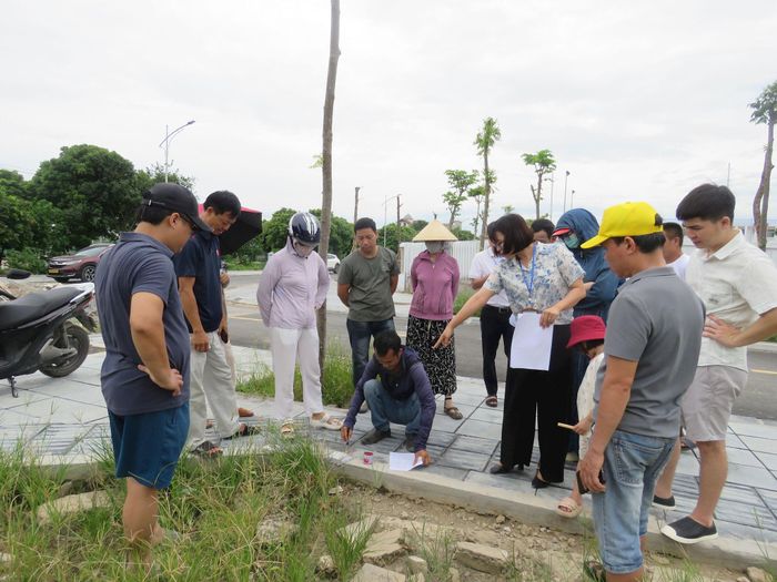 Các hộ dân được hướng dẫn xác định vị trí, ranh giới thửa đất. Ảnh: Hy Ninh