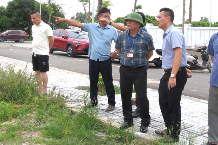 Phó Chủ tịch UBND xã Thiên Lộc Nguyễn Khắc Tuấn chỉ đạo công tác giao đất sáng 19-6.