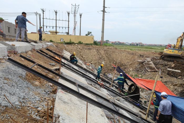 Nhà thầu đang lắp đặt tổ máy Trạm bơm tiêu Tăng Long. Ảnh: Kim Nhuệ