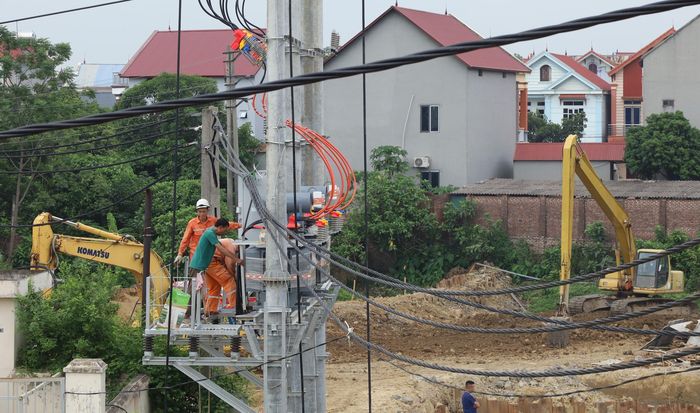 Nâng cao trình, sẵn sàng cấp điện vận hành Trạm bơm tiêu Tân Hưng. Ảnh: Kim Nhuệ
