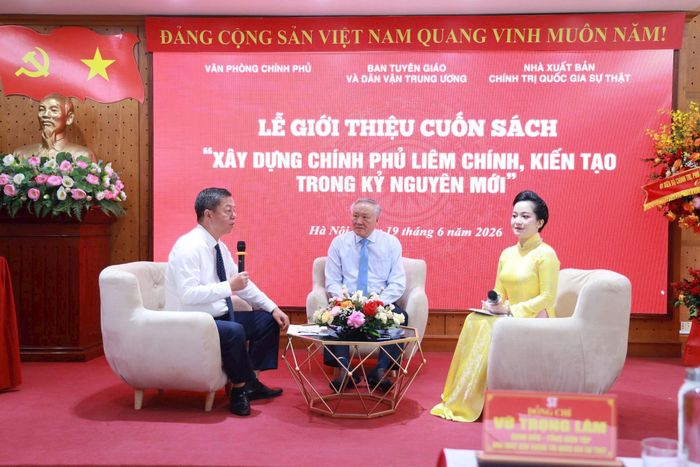 Trong chương trình, GS.TS Nguyễn Hòa Bình chia sẻ về nội dung trọng tâm của cuốn sách. Ảnh: M.Hải