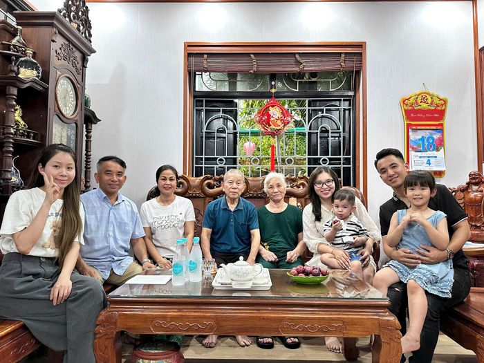 Đại gia đình ông Tô Ngọc Nhân và bà Nguyễn Thị Tăng ở tổ dân phố số 6 Đình Quán, phường Phú Diễn.