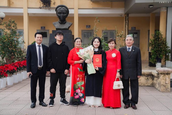 Khoảnh khắc ấm áp, gắn kết giữa các thế hệ gia đình được ghi lại trong Cuộc thi ảnh “Khoảnh khắc gia đình phường Phú Diễn”.