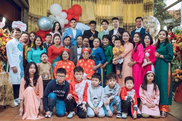 Hai cụ Nguyễn Văn Ngó – Phạm Thị Xuân bên con cháu trong ngày kỷ niệm 60 năm hôn nhân đầy xúc động.