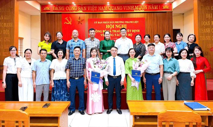 Các lãnh đạo phường cùng toàn thể cán bộ, công chức phòng Văn hóa - Xã hội, phòng Kinh tế, Hạ tầng và Đô thị chụp ảnh lưu niệm. Ảnh: PV.