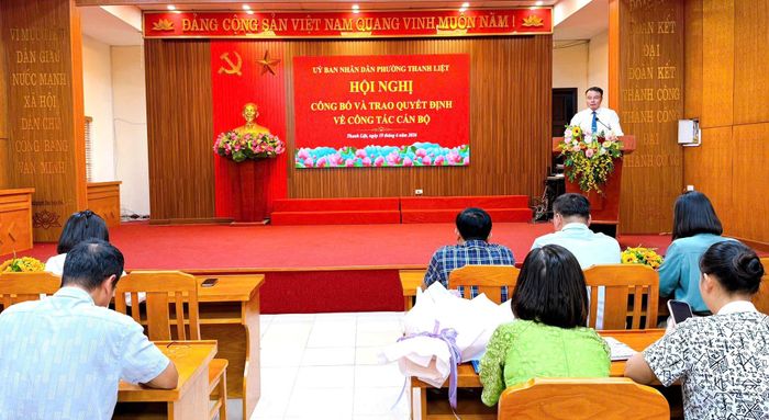 Chủ tịch UBND phường Bùi Huy Hoàng phát biểu và giao nhiệm vụ cho các đồng chí được bổ nhiệm tại buổi lễ. Ảnh: PV