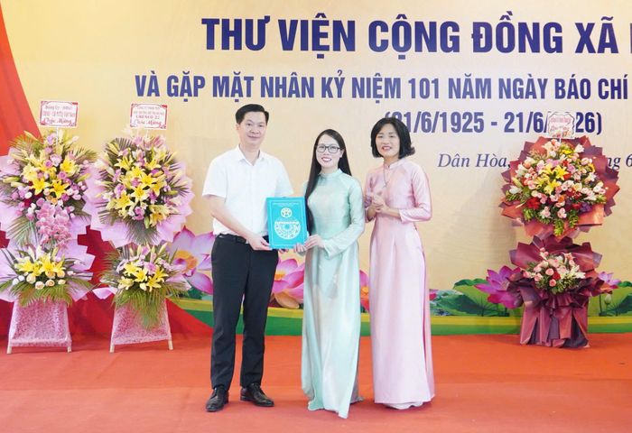 Ông Đinh Hữu Bình, Phó Bí thư Đảng ủy, Chủ tịch UBND xã Dân Hòa trao quyết định thành lập Thư viện cộng đồng. Ảnh: Bình Minh.