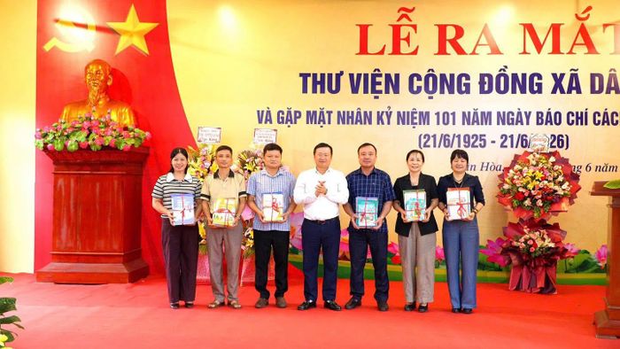 Ông Mai Xuân Trường, Bí thư Đảng ủy, Chủ tịch HĐND xã trao tặng sách tới các đơn vị. Ảnh: Bình Minh.