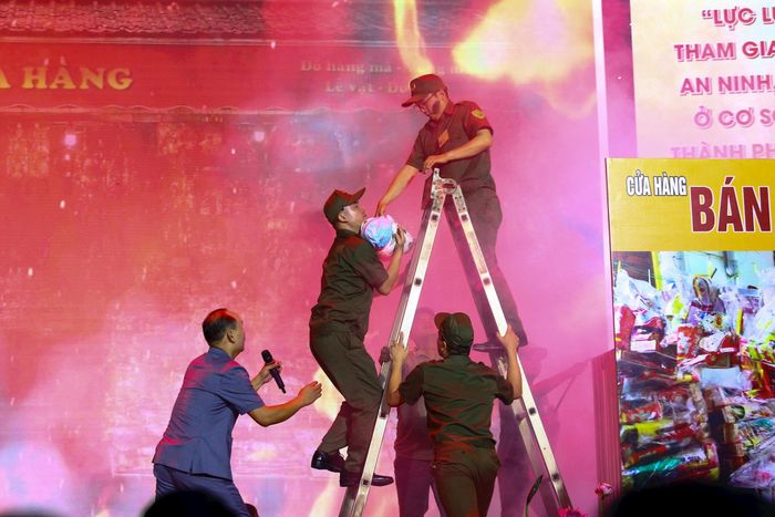 Mỗi đội thi mang đến một màu sắc riêng, kết hợp giữa kiến thức pháp luật, kỹ năng nghiệp vụ và hình thức thể hiện sinh động, sáng tạo.