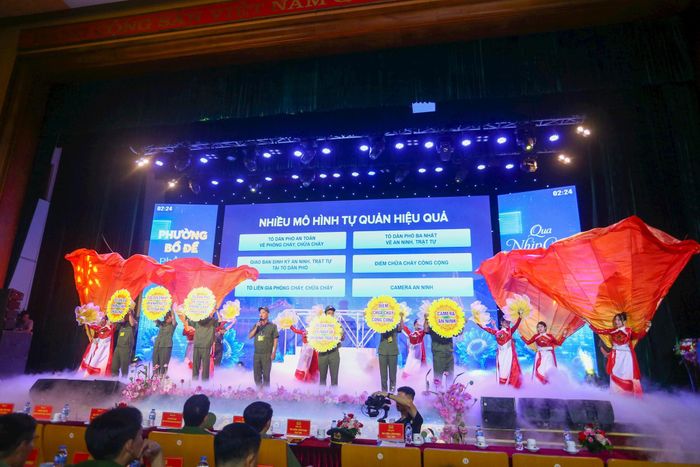 Vòng chung kết hội thi “Lực lượng tham gia bảo vệ an ninh, trật tự ở cơ sở giỏi” thành phố Hà Nội với sự tham gia của 5 đội xuất sắc đến từ phường, xã: Ô Chợ Dừa, Tây Hồ, Bồ Đề, Thanh Trì và Hương Sơn