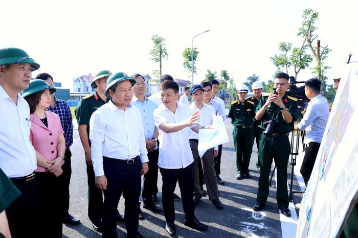Chủ tịch UBND TP Hà Nội Vũ Đại Thắng nghe báo cáo về tình hình triển khai Dự án đầu tư Khu đô thị đa mục tiêu tại xã Thư Lâm, Đông Anh. Ảnh: Viết Thành.