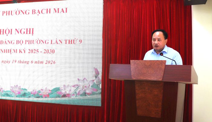 Bí thư Đảng ủy, Chủ tịch HĐND phường Bạch Mai Trần Quyết Thắng phát biểu chỉ đạo tại hội nghị. Ảnh: PV