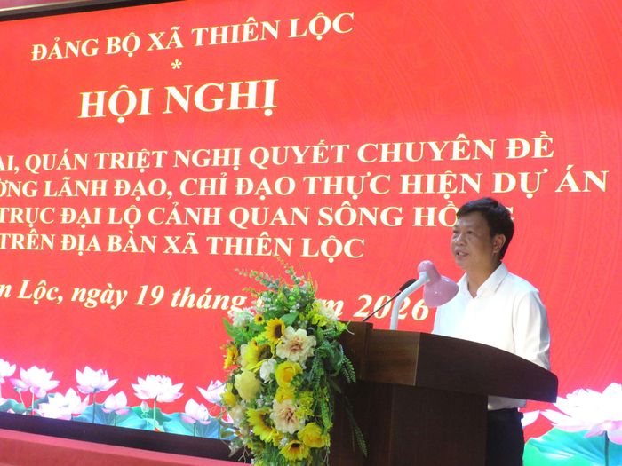 Phó Bí thư Thường trực Đảng ủy xã Thiên Lộc Phùng Khải Lợi quán triệt nghị quyết. Ảnh: Tú Linh