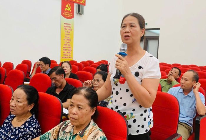 Đại biểu tham gia đóng góp ý kiến tại Hội nghị triển khai công tác sắp xếp tổ dân phố trên địa bàn. Ảnh Thanh Tùng