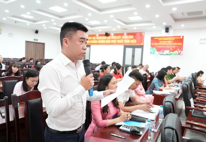 Đại biểu HĐND phường Khương Đình thảo luận tại kỳ họp. Ảnh: Hồng Thái