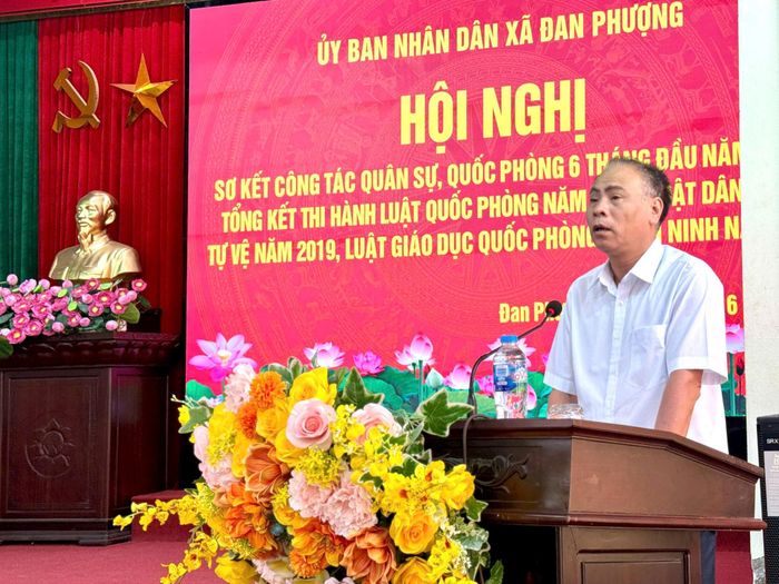 Bí thư Đảng ủy, Chủ tịch HĐND xã Đan Phượng Nguyễn Gia Hiển phát biểu tại hội nghị. Ảnh: Ngân Nguyễn