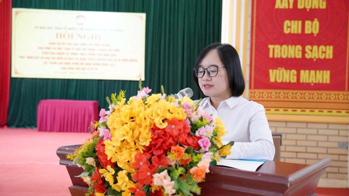 Phó Chủ tịch Ủy ban MTTQ Việt Nam phường Yên Nghĩa Lương Thị Hồng phát biểu tại hội nghị. Ảnh: PT