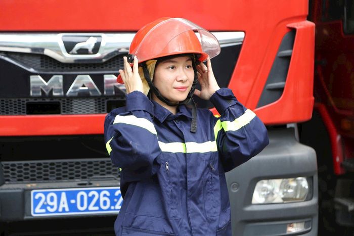 Thiếu tá Khương Quỳnh Trang, Bí thư Chi đoàn Công an phường Phú Lương. Ảnh PV