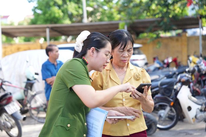 Không chỉ làm tốt công tác PCCC, Thiếu tá Trang còn đồng hành cùng người dân trong chuyển đổi số ở cơ sở. Ảnh: Hữu Tiệp