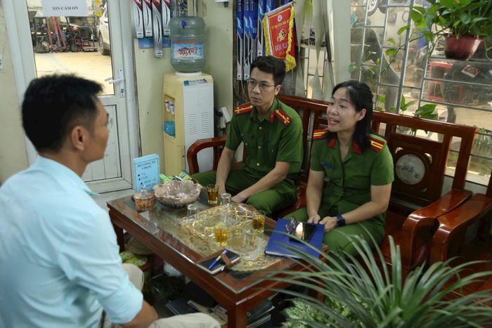 Những buổi tối xuống từng khu dân cư tuyên truyền PCCC đã trở thành công việc quen thuộc của Thiếu tá Khương Quỳnh Trang. Ảnh: PV