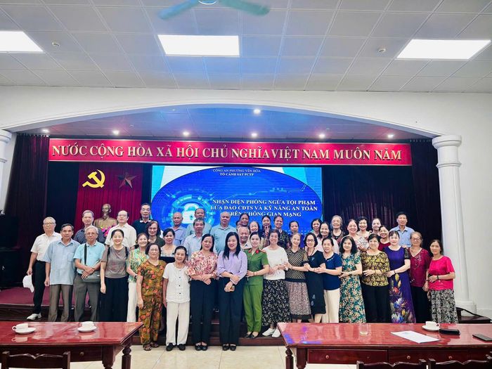 Hoạt động góp phần nâng cao nhận thức, kỹ năng an toàn số cho người cao tuổi phường Yên Hòa, hướng tới xây dựng môi trường mạng an toàn trong cộng đồng. Ảnh: Phường Yên Hòa
