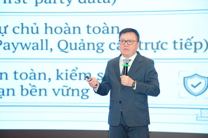 Chủ tịch Hội Nhà báo Việt Nam Lê Quốc Minh trình bày những thời cơ, thách thức của báo chí trong thời đại AI. Ảnh: Việt Trung