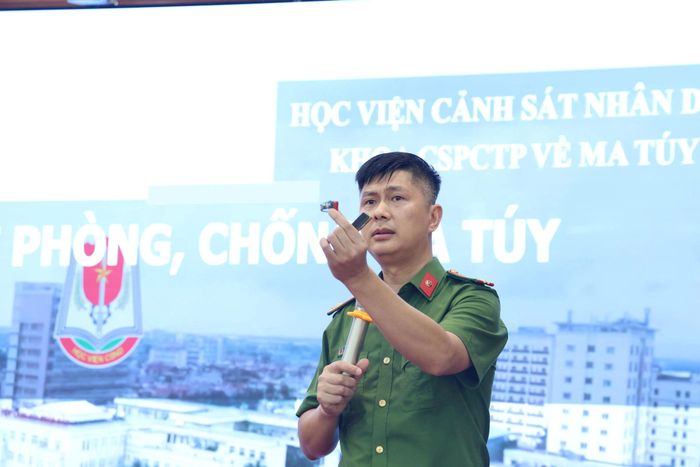 Truyền thông về phòng chống tác hại thuốc lá tại xã Vĩnh Thanh, thành phố Hà Nội. Ảnh: Thảo Hương