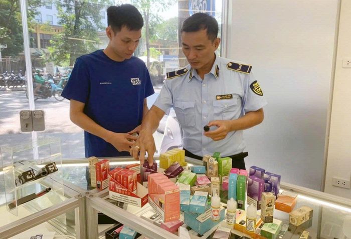 Lực lượng Quản lý thị trường Hà Nội bắt giữ thuốc lá điện tử nhập lậu trên địa bàn thành phố. Ảnh: Hoài Nam