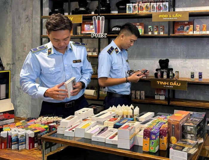 Lực lượng Quản lý thị trường Hà Nội bắt giữ thuốc lá điện tử nhập lậu trên địa bàn thành phố. Ảnh: Hoài Nam