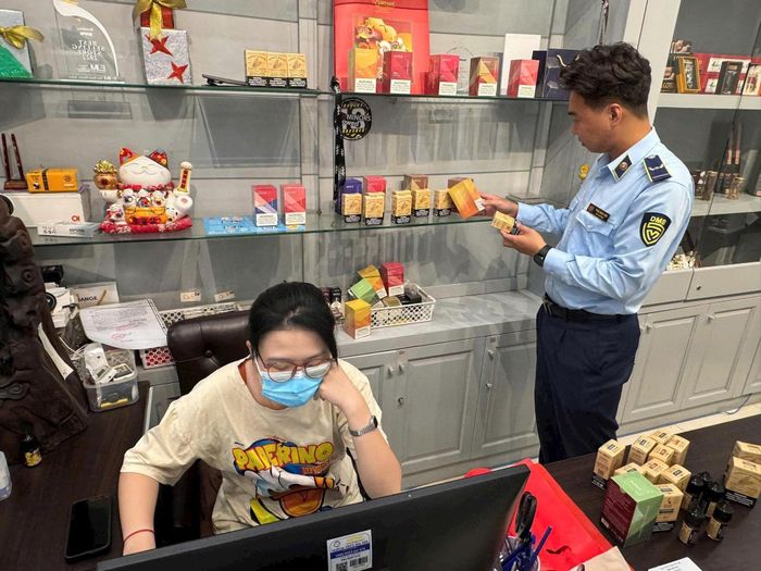 Lực lượng Quản lý thị trường Hà Nội bắt giữ thuốc lá điện tử nhập lậu trên địa bàn thành phố Hà Nội. Ảnh: Hoài Nam