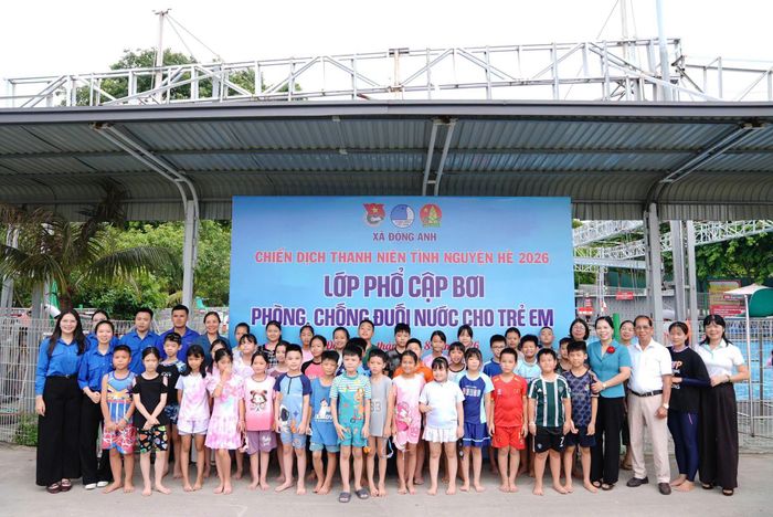 Khai mạc lớp phổ cập bơi và phòng, chống đuối nước cho trẻ em năm 2026. Ảnh: MK