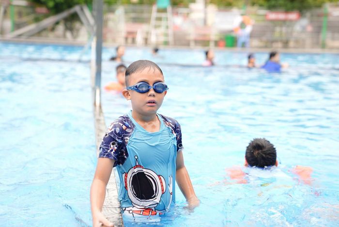 Tại lớp học bơi các em được học những kiến thức về bơi và phòng, chống đuối nước. Ảnh:MK